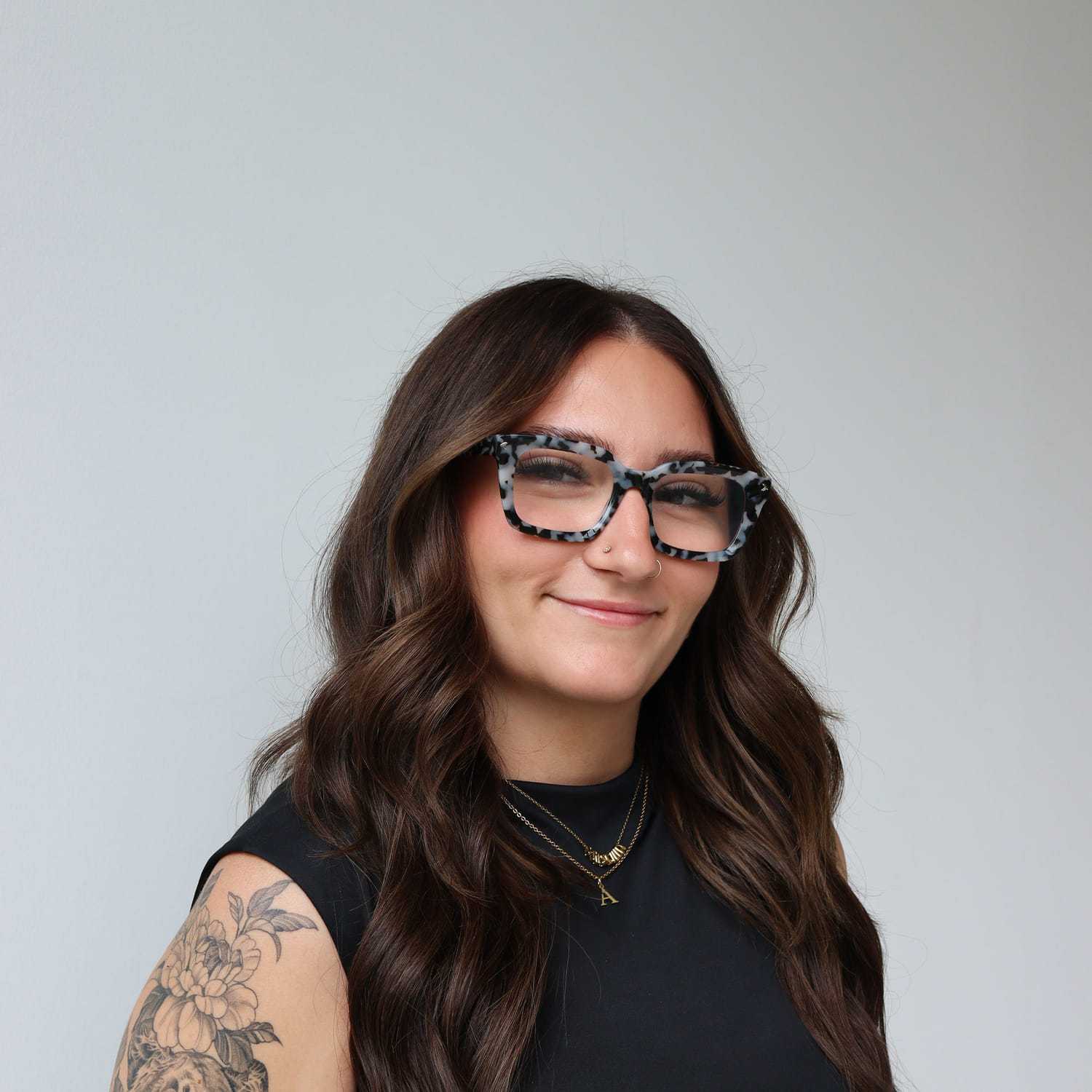 Portrait of Priscilla Amaral, a professional stylist at Raven Hair Co., showcasing their expertise and style.
